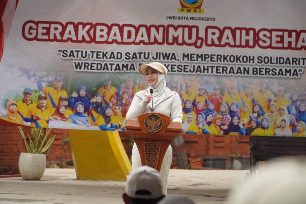 400 Peserta Meriahkan Jalan Sehat HUT PWRI Wali Kota Mojokerto Ika Puspitasari (dok.Diskominfo)