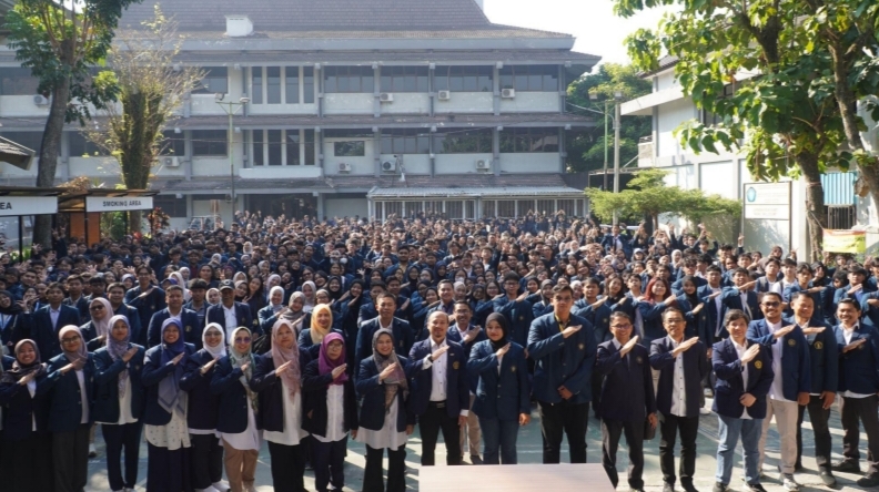 Dekan FPIK Universitas Brawijaya, Prof. Dr.Sc. Asep Awaludin Prihanto, S.Pi., M.P., secara langsung melepas keberangkatan mahasiswa di Lapangan Basket FPIK UB