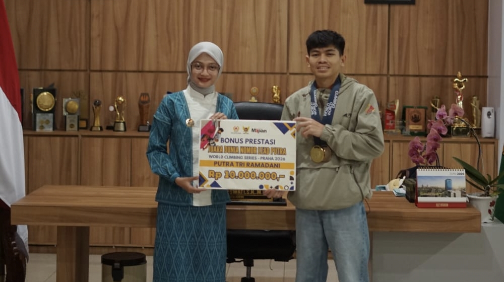 Putra Tri Disambut Bonus, Targetkan Emas Asian Games Atlet nasional asal Kota Kediri, Putra Tri Ramadani, pulang ke kampung setelah meraih medali emas pada World Climbing Series Praha 2026 dan medali perunggu pada World Climbing Series Chamonix 2026 di Prancis. 