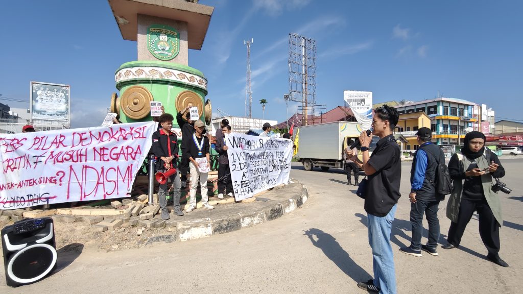Wartawan dan Mahasiswa Kutim Desak Jaminan Kemerdekaan Pers dan Demokrasi Mahasiswa dan wartawan gelar aksi demontrasi di Gedung DPRD Kutim, Kamis (30/7/2026) (wahyudi/GOnews.id)