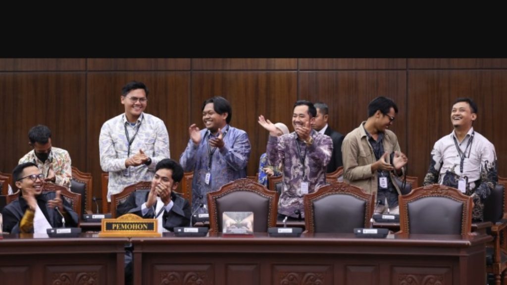 MK Perintahkan Anggaran MBG Terpisah pada 2028 Ekspresi Pemohon dan Kuasa Hukumnya usai mengikuti sidang pengucapan putusan pengujian Undang-Undang tentang pemisahan Anggaran Makan Bergizi Gratis, Kamis (30/07) di Ruang Sidang MK. Foto Humas/Ifa.