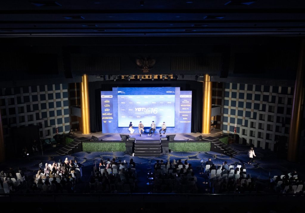 Astra Ajak Anak Muda Jadi Penggerak Perubahan Lewat SATU Indonesia Awards 2026 Environmental Content Creator Jerhemy Owen (kedua kanan), Head of Brand Communications Astra Yudha Prasetya (kedua kiri), dan Penerima Apresiasi SATU Indonesia Awards 2017 sekaligus Penggerak Desa Sejahtera Astra Nyarai, Sumatra Barat, Ritno Kurniawan (kanan) berbagi inspirasi pada sesi "Terhubung Dalam Aksi" yang menjadi bagian dari Young On Top National Conference (YOTNC) 2026, di Jakarta, pada Sabtu (4/7).
