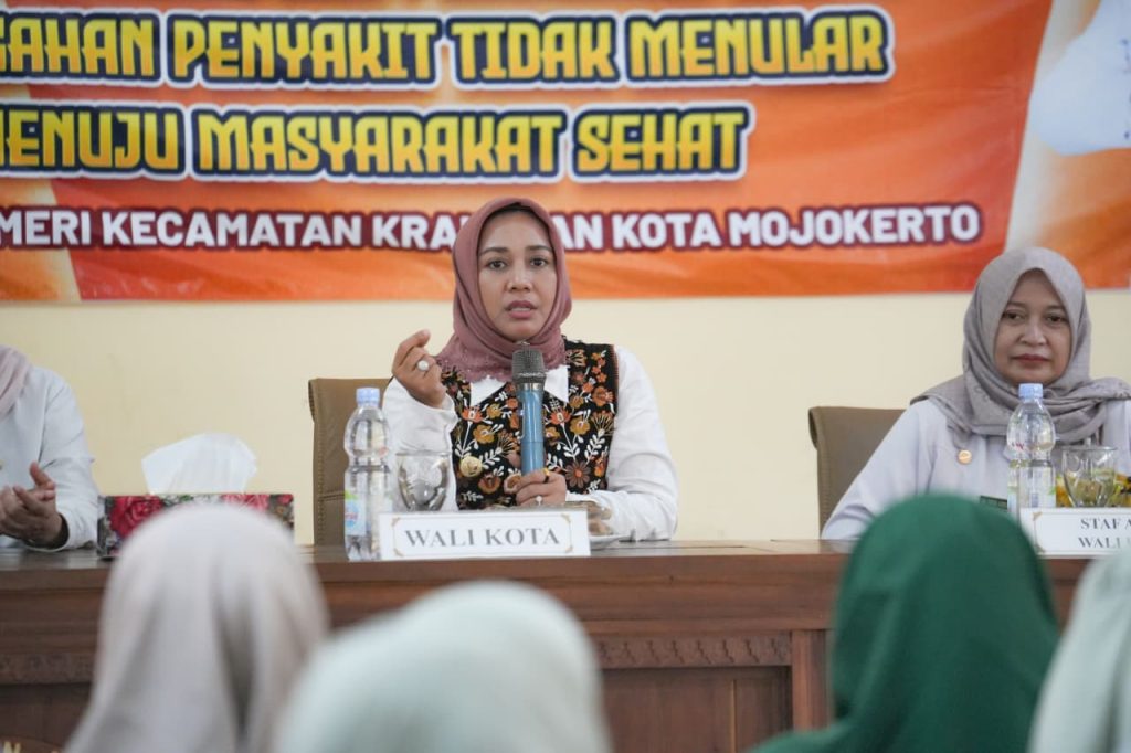 Ning Ita Dorong Warga Cegah PTM Lewat Gaya Hidup Sehat Wali Kota Mojokerto, Ika Puspitasari