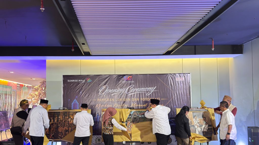 Gus Barra Dukung Seni dan Ekonomi Kreatif Mojokerto pembukaan pameran karya Diak Eko Sofanka Prayogi bersama Pewarta Foto Indonesia (PFI) Surabaya dan Malang Media Center di Sunrise Mall, Kota Mojokerto, Rabu (8/7/2026)