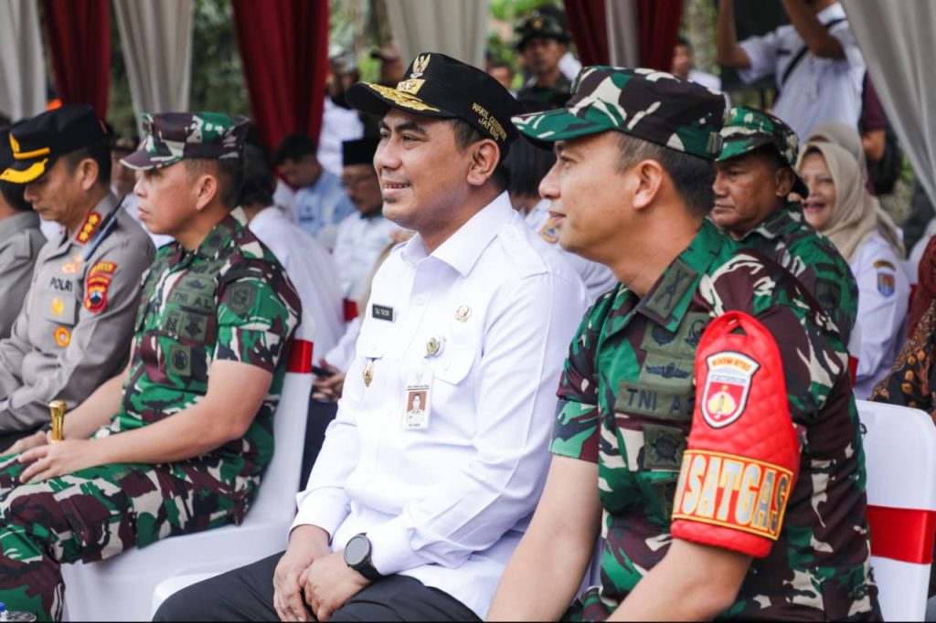 Jateng Percepat Akses Desa Lewat TMMD 2026 Wagub Jateng Taj Yasin Maimoen bersama Komandan Kodim 0703/Cilacap Letkol Inf. Aryudha Sakti. (Dok.humasprovjateng) (Ganang/GOnews.id)