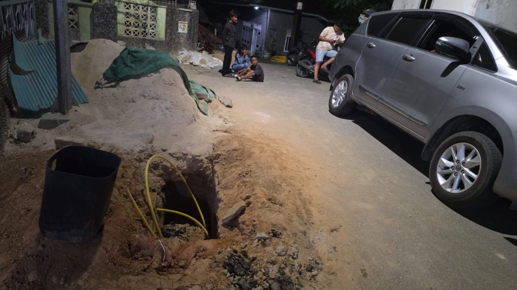 Mobil warga di Gang Satelit, RT 18, Kelurahan Tanjung Laut diduga masuk lubar galian proyek jargas (dok.warga)
