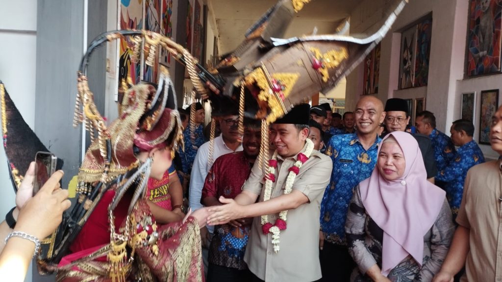 Jember Siapkan Event Meriah Sambut HUT ke-81 RI Peserta JFC sambut Bupati Jember Muhammad Fawait saat akan melaksanakan acara pro gus,e update .foto Edi Mulyono