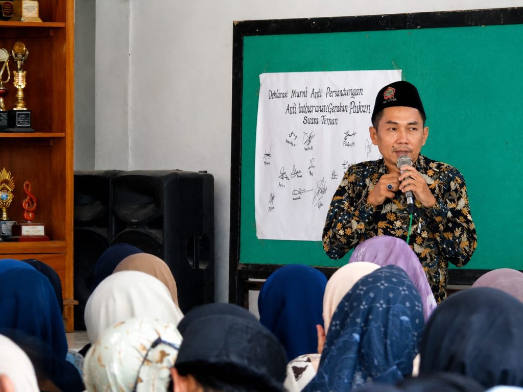 SMPN 8 Pasuruan Tegaskan Transparansi Dana BOS Sosialisasi BOS, BOSDA, dan program sekolah tahun ajaran 2026/2027 di SMPN 8 Pasuruan, Sabtu (18/7/2026). Pihak sekolah memaparkan transparansi anggaran, program kedisiplinan siswa, hingga kebijakan seragam di hadapan wali murid.(Foto : Rahmat)