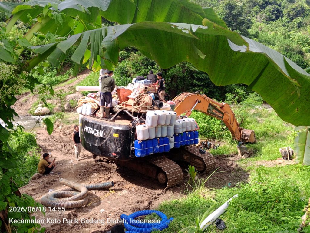 Aktivitas PETI di Pantai Cermin Meluas, Puluhan Alat Berat Diduga Beroperasi Aktivitas tambang emas ilegal (PETI) menggunakan alat berat di kawasan Kecamatan Pantai Cermin, Kabupaten Solok, Sabtu (18/7/2026). (Fhoto : Dioni/Gonews.id)