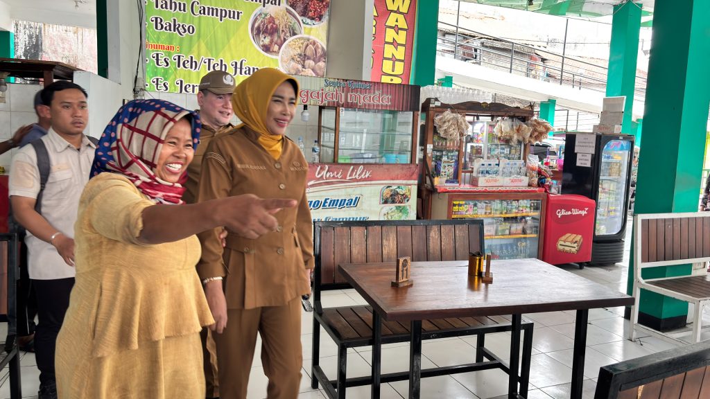 Wabup Mimik Dorong Revitalisasi Sentra Kuliner Gajah Mada, Penataan UMKM dan Keselamatan Pengunjung Jadi Prioritas Wakil Bupati Sidoarjo Hj. Mimik Idayana meninjau kondisi bangunan dan lapak pedagang di Sentra Kuliner Gajah Mada, Selasa (21/7/2026).