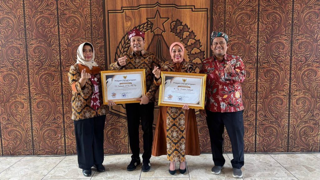 Bupati Sidoarjo Subandi terima terima penghargaan BKKBN pada peringatan Harganas ke-33 Tahun 2026 (FT/Diskominfo)