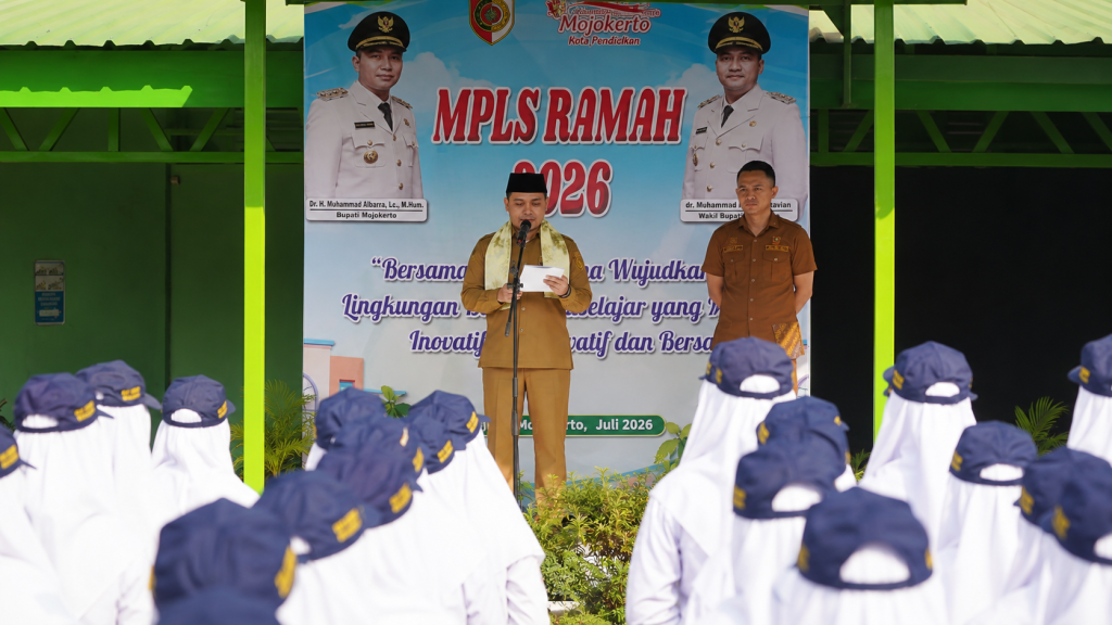 Gus Barra Luncurkan Absensi Digital dan Cek Kesehatan Gratis Saat Pembukaan MPLS di SMPN 1 Sooko Bupati Mojokerto Muhammad Albarra