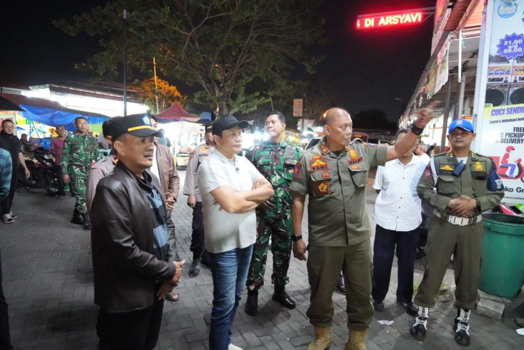 Dua Malam Razia, 1.696 Botol Miras Disita Bupati Sidoarjo H. Subandi saat meninjau barang bukti hasil razia miras di salah satu lokasi, Sabtu (1/8/2026).