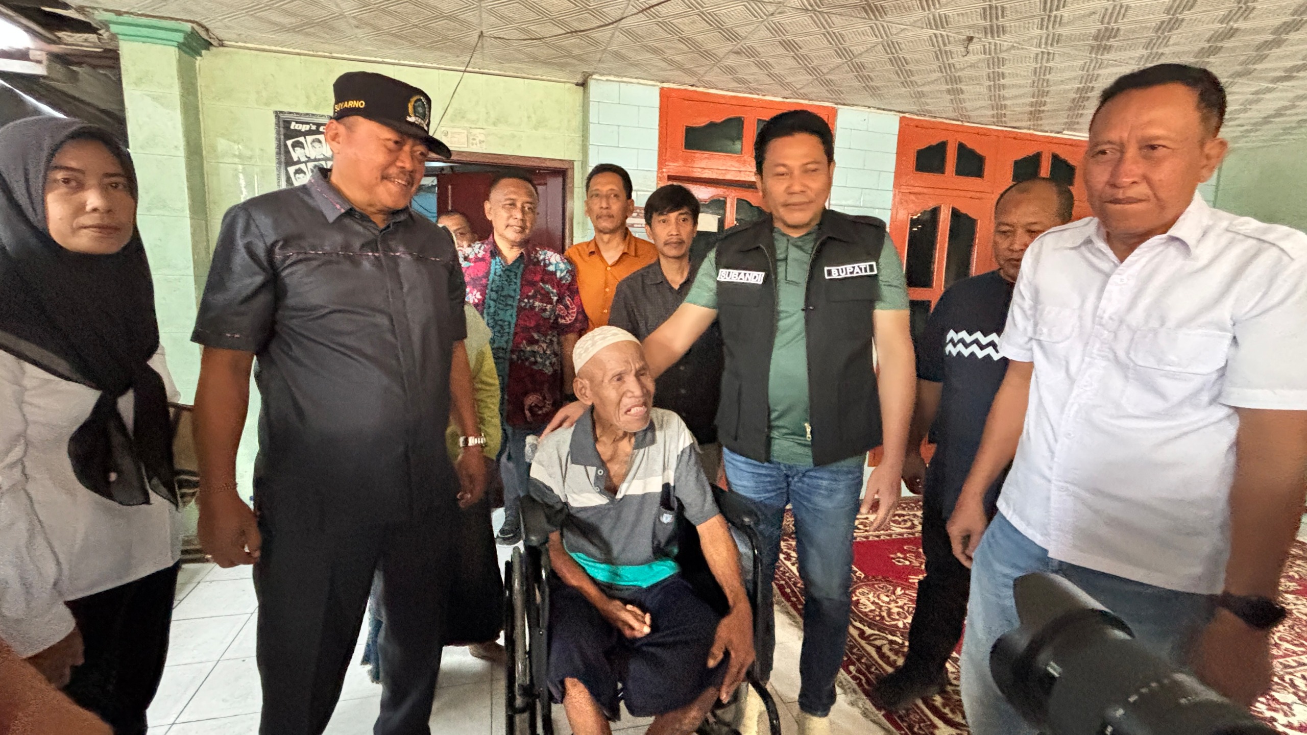 Bupati Sidoarjo H. Subandi didampingi Kepala Dinas Sosial dan anggota DPRD menyerahkan bantuan kursi roda serta meninjau RTLH di Kecamatan Prambon.