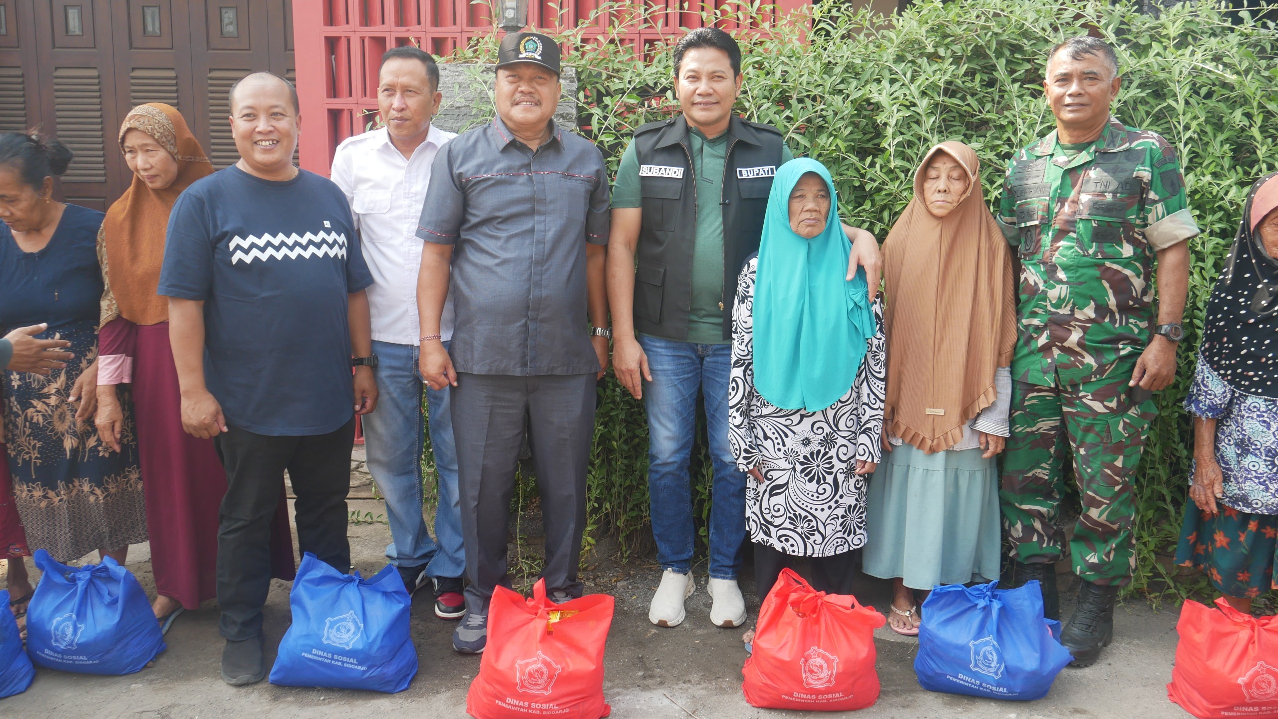 Bupati Sidoarjo H. Subandi didampingi Kepala Dinas Sosial dan anggota DPRD menyerahkan bantuan kursi roda serta meninjau RTLH di Kecamatan Prambon.