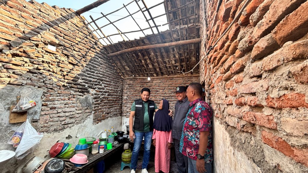 Bupati Subandi Pastikan Perbaikan RTLH dan Salurkan Bantuan Kursi Roda bagi Warga Prambon Bupati Sidoarjo H. Subandi didampingi Kepala Dinas Sosial dan anggota DPRD menyerahkan bantuan kursi roda serta meninjau RTLH di Kecamatan Prambon.