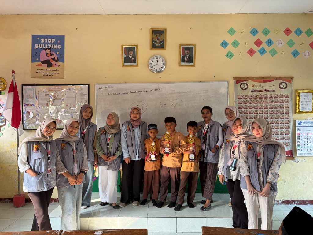 Siswa antusias mengikuti sosialisasi dan lomba memilah sampah organik dan anorganik yang diselenggarakan oleh mahasiswa KKN di salah satu sekolah dasar, Senin (2/8/2026) Foto: Dokumentasi KKN.