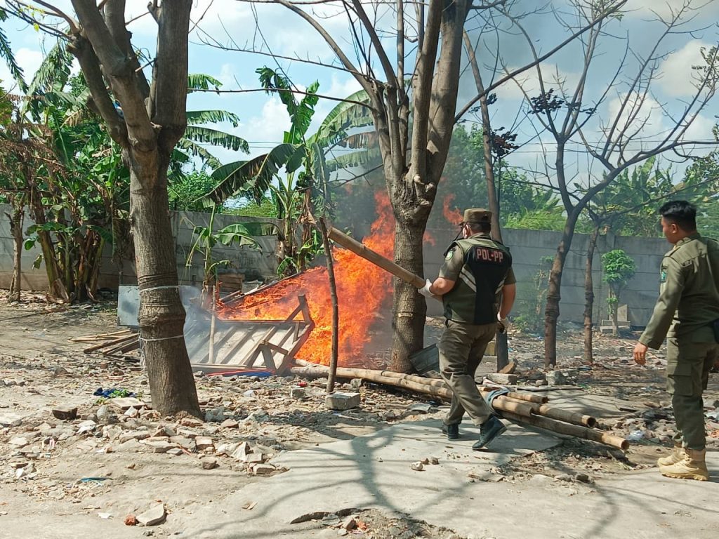 Eks Lokalisasi Krengseng Ditata, 21 Lapak Liar Diratakan Personel gabungan meratakan 21 lapak warung di kawasan eks Lokalisasi Krengseng, Kecamatan Krian, Senin (3/8/2026).