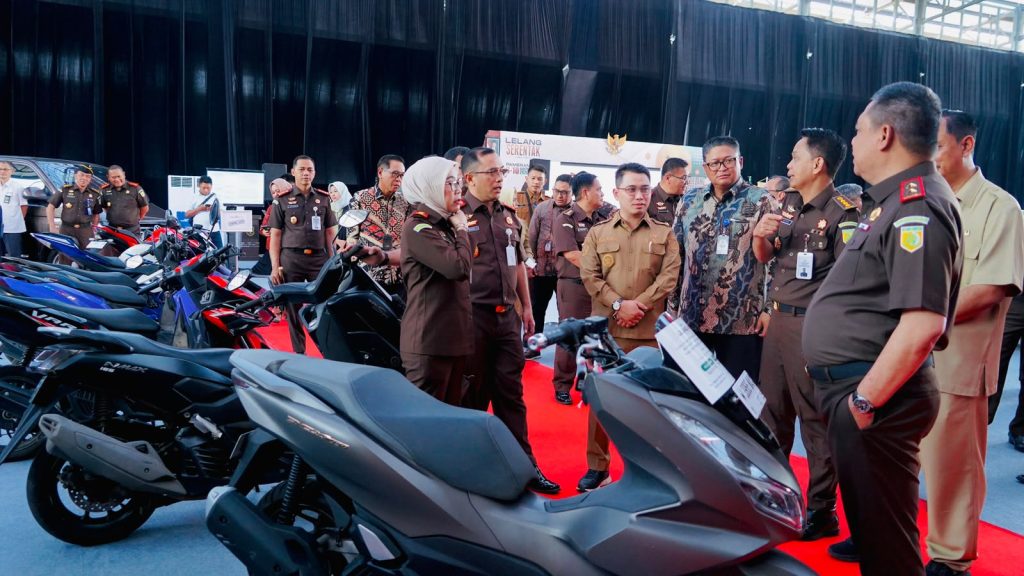 Kejati Jatim Lelang 275 Barang Rampasan Negara Kajati Jawa Timur, Abd Qohar saat pameran di Gudang Barang Bukti dan Barang Rampasan Kejati Jatim di Jalan Jatirejo–Jabung Nomor 160, Desa Sumengko, Kecamatan Jatirejo, Kabupaten Mojokerto.