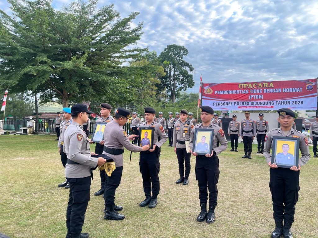 Empat Polisi di Sijunjung Diberhentikan Tidak Hormat keterangan fhoto : Upacara PTDH empat anggota Polres Sijunjung berlangsung tanpa kehadiran yang bersangkutan, Selasa (4/8/2026). ( Fhoto : Dioni/Gonews.id)