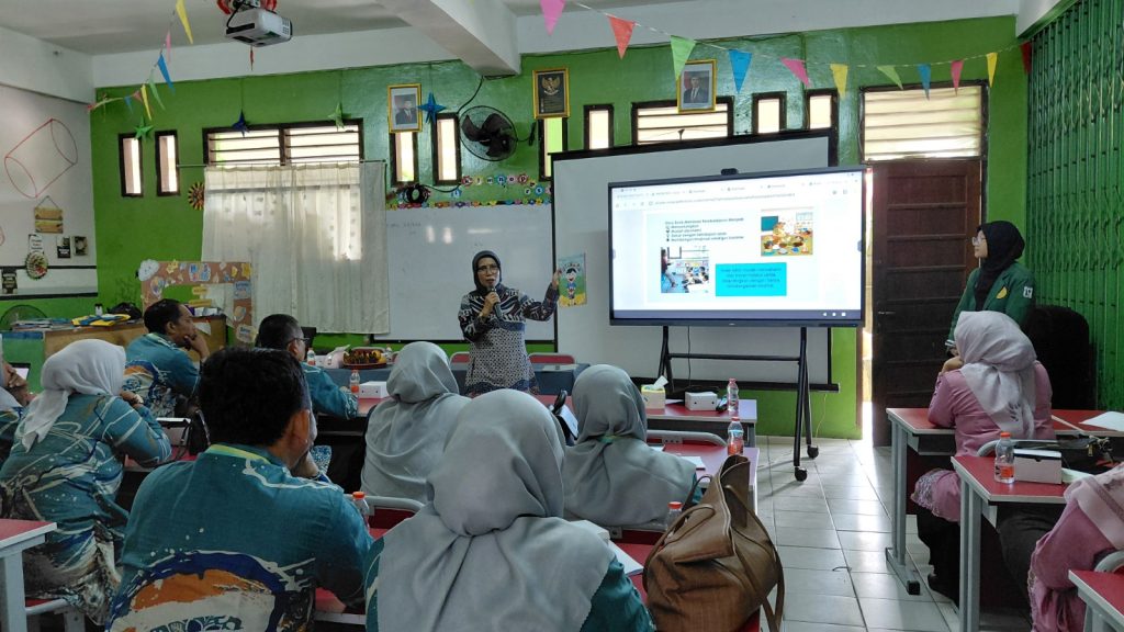 Program Studi PGSD UNJ Latih Guru SD Bekasi Gunakan Storybook Inovatif PGSD UNJ melatih guru SD Kota Bekasi menggunakan children’s story books untuk menerapkan joyful learning