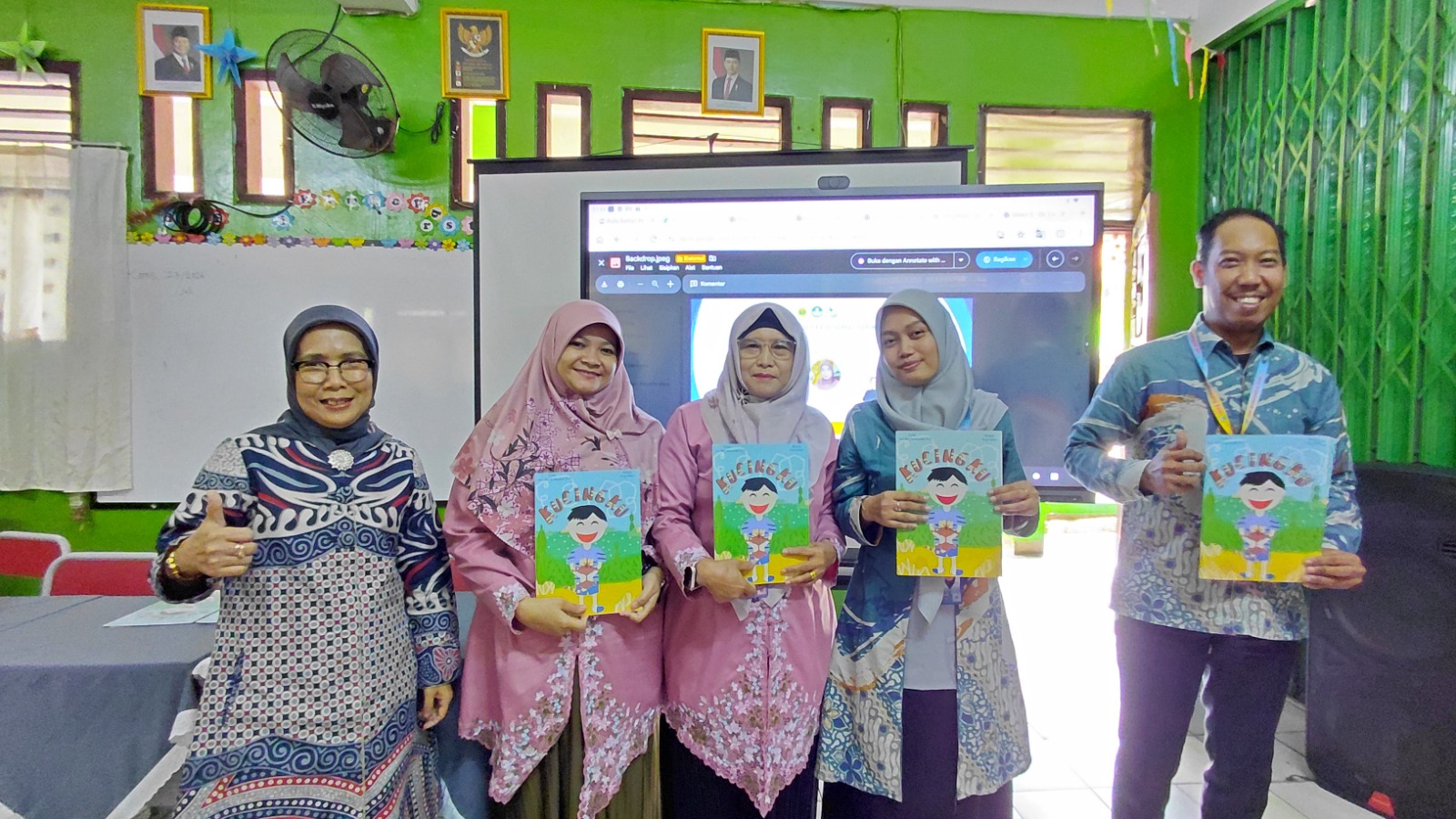 PGSD UNJ melatih guru SD Kota Bekasi menggunakan children’s story books untuk menerapkan joyful learning