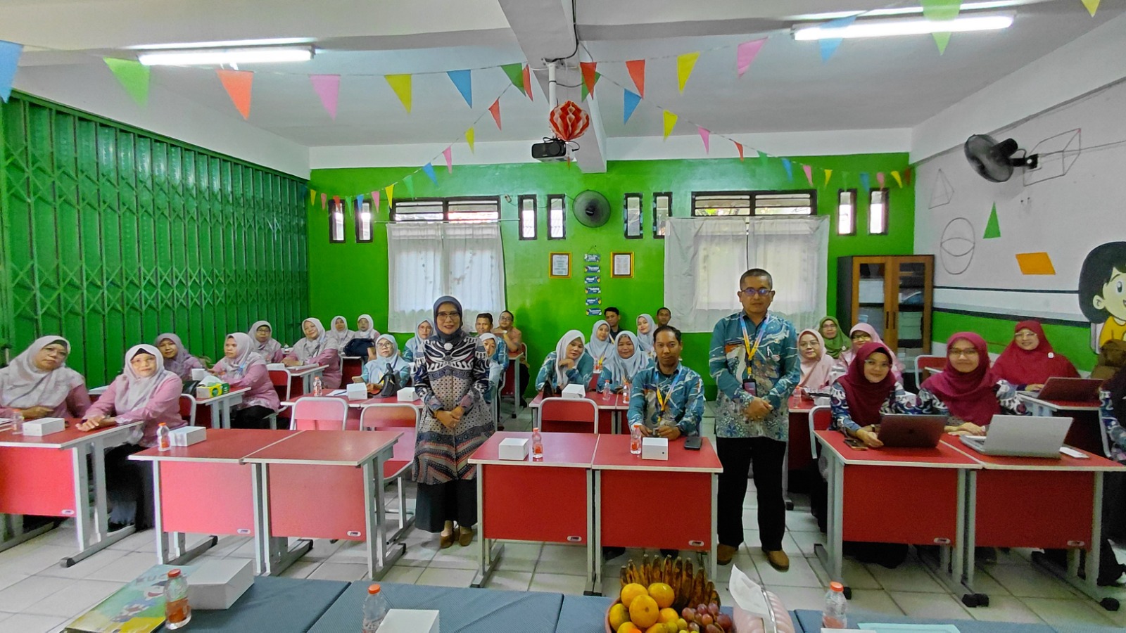 PGSD UNJ melatih guru SD Kota Bekasi menggunakan children’s story books untuk menerapkan joyful learning