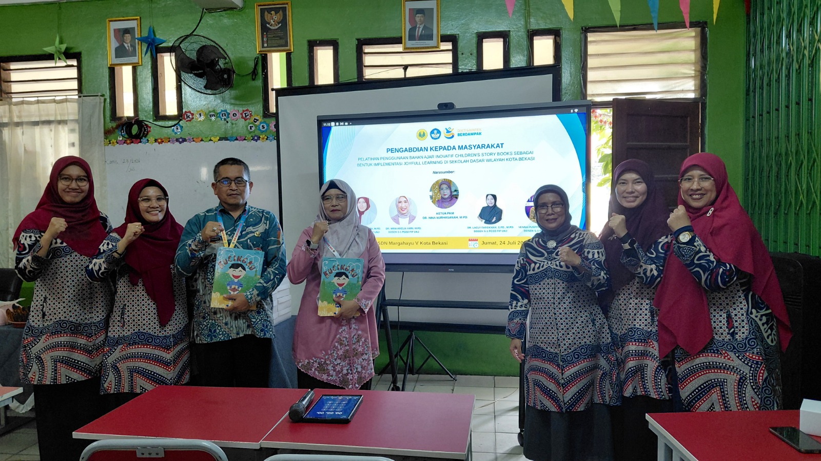 PGSD UNJ melatih guru SD Kota Bekasi menggunakan children’s story books untuk menerapkan joyful learning