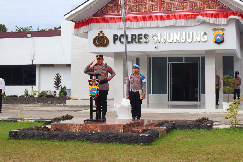 Kapolres Sijunjung Rotasi Pejabat Utama dan Kapolsek Kapolres Sijunjung, Willian Harbensyah, memimpin upacara Serah Terima Jabatan (Sertijab) sejumlah pejabat utama dan Kapolsek jajaran di halaman Mapolres Sijunjung, Selasa (4/8/2026) (Foto : Dioni/Gonews.id)