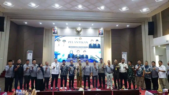 Roni Aprianto Pimpin PWI Dharmasraya 2026–2029 Ketua PWI Sumatera Barat, Widya Navies, melantik pengurus Persatuan Wartawan Indonesia (PWI) Kabupaten Dharmasraya periode 2026–2029 di Auditorium Dharmasraya, Pulau Punjung, Selasa (4/8/2026).(Dioni/GOnews.id)