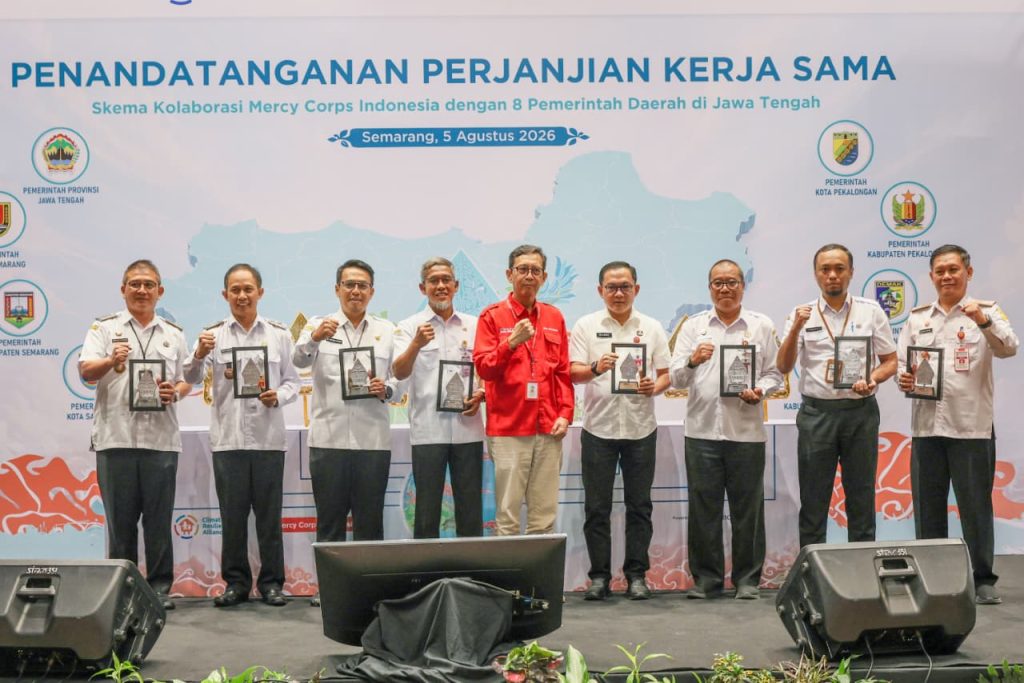 Pemerintah Provinsi Jawa Tengah di wakili Sekda Provinsi Jateng Sumarno , Mercy Corps Indonesia dan Zurich Climate Resilience Alliance pada acara penandatanganan kerjasama di Hotel Gumaya Semarang (GOnews.id)