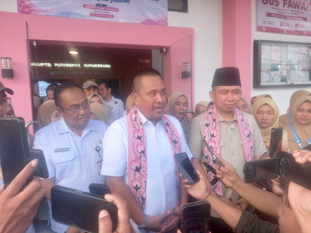 Ombudsman Puji Terobosan Layanan Publik Jember Bupati Jember Muhammad Fawait bersama waka ombudsman RI Rahmadi Indra Tektona saat berkunjung ke puskesmas Tanggul.Foto Edi Mulyono