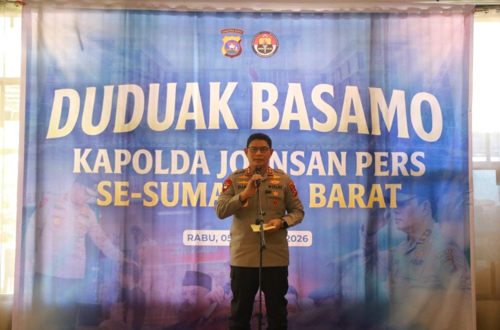 Kapolda Sumbar Irjen Pol Djati Wiyoto Abadhy bersama Kombes Pol Susmelawati Rosya saat silaturahmi dengan insan pers di Restoran Suaso, Rabu (5/8/2026). (Foto : Dioni/Gonews.id)
