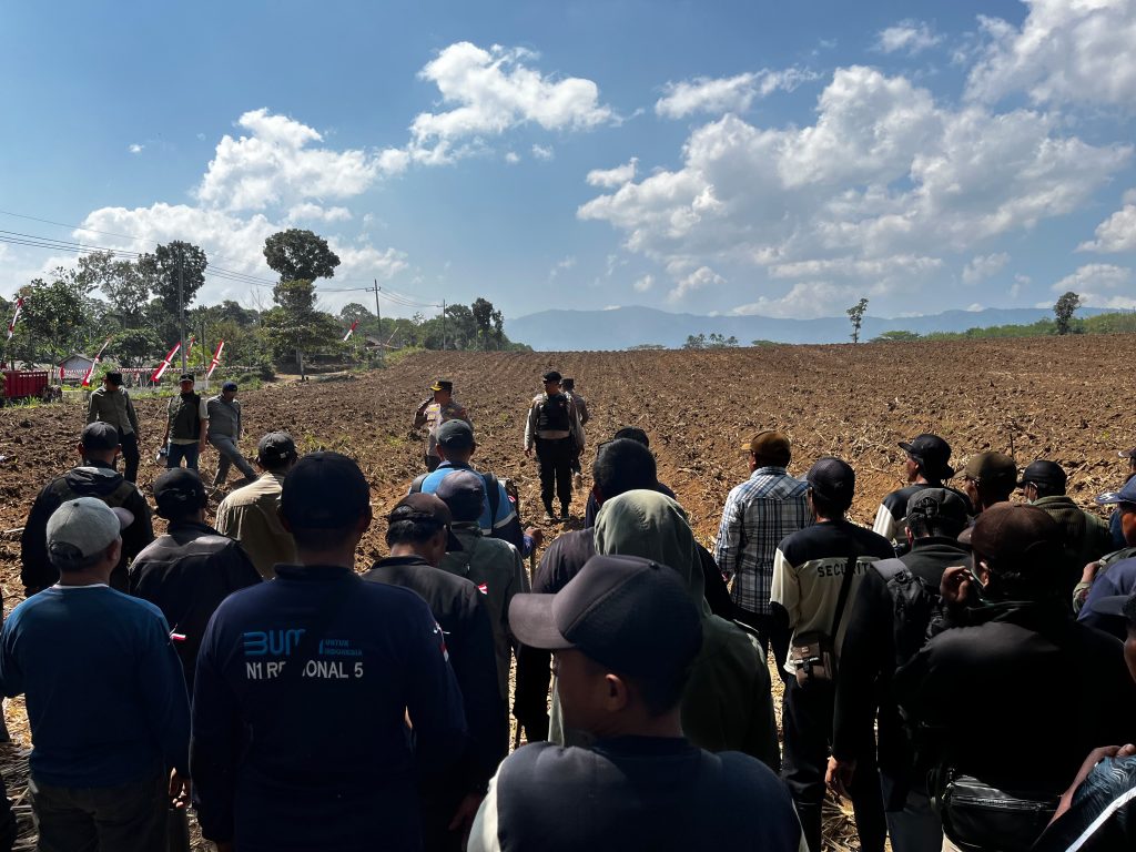 Personel gabungan saat tertibkan lahan aset kebun Mumbul dan Glantangan. Foto istimewa