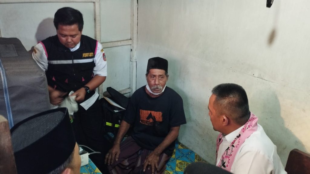 Bupati Jember dan Wakil Ketua Ombudsman RI Tinjau Program Homecare di Sumberbaru, Warga Apresiasi Layanan Kesehatan Jemput Bola Waka Ombudsman RI Rahmadi Indra Tektona bersama Bupati Jember Muhammad Fawait saat tinjau Langsung pelayanan Home Care di desa Yosorati. Foto Edi Mulyono