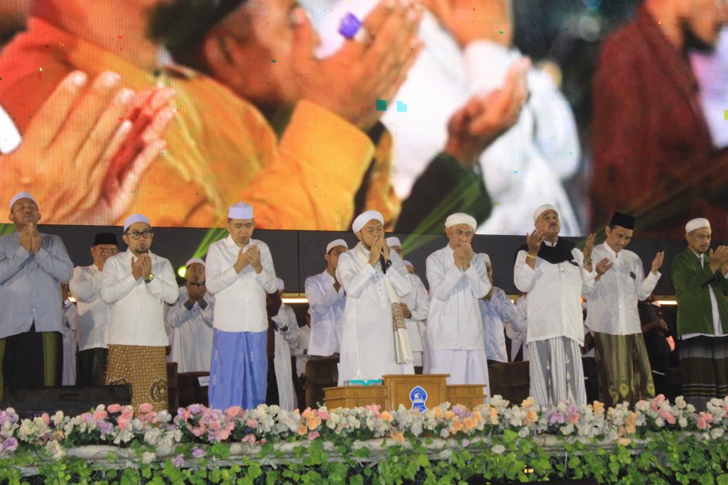 Jember Bersholawat Satukan Ribuan Jemaah Suasana saat pembacaan doa dalam acara Jember Bersholawat 2026.