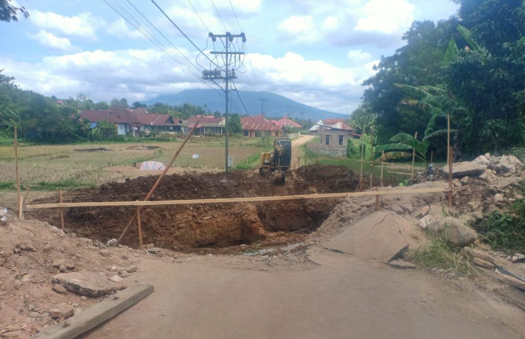 Dua Jembatan Canduang Dikebut, PUPR Awasi Target Proses awal pembangunan jembatan di Kecamatan Canduang, Kabupaten Agam, terlihat pekerja melakukan pembongkaran jembatan bailey serta persiapan dan pengukuran ulang di lokasi proyek, Kamis (6/8/2026). (Foto : Dioni/Gonews.id)