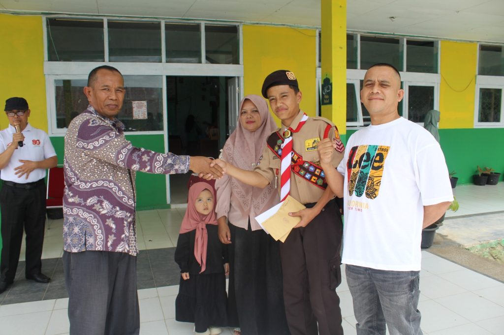 MTsN 3 Tanah Datar Utus Siswa ke Jamnas XII Kepala MTsN 3 Tanah Datar, Mulyandri, S.Pd., secara resmi melepas siswa Rezky Bintang Ramadhan untuk mengikuti Jambore Nasional XII di Buperta Cibubur, Kamis (6/8/2026). (Foto : Dioni/Gonews.id)