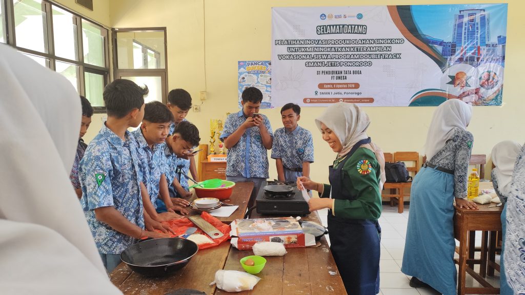 UNESA Perkuat Kompetensi Vokasional Siswa SMAN 1 Jetis Ponorogo melalui Pelatihan Inovasi Olahan Singkong Prodi S1 Pendidikan Tata Boga FT UNESA melatih siswa Double Track SMAN 1 Jetis Ponorogo mengembangkan produk olahan singkong, Kamis (6/8/2026). (FT/IST)