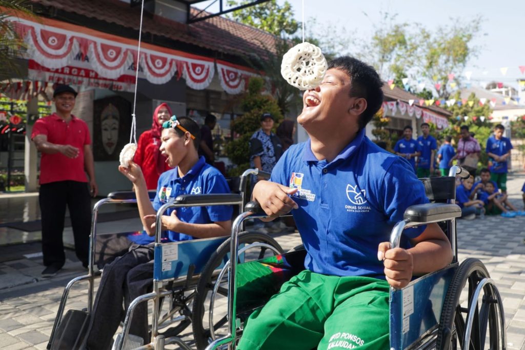 Anak Disabilitas Surabaya Semarakkan HUT RI ke-81 Salah satu lomba yang digelar Dinsos Surabaya di UPTD Kanri Kalijudan, Surabaya, Jumat (8/8/2026). (Dok. Humas Pemkot Surabaya)