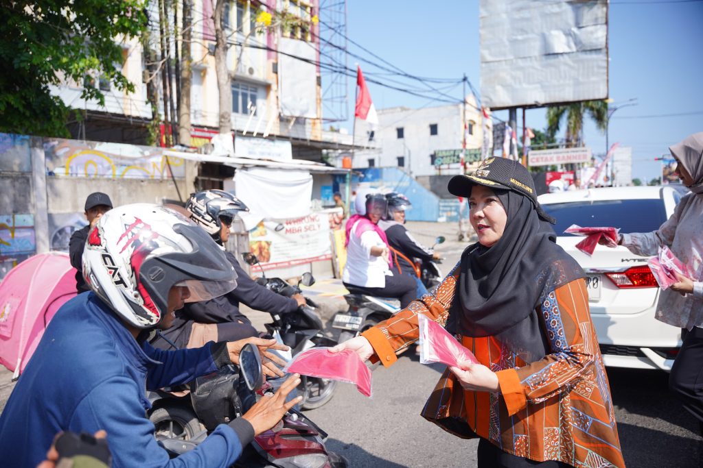 Eva Dwiana Sebar 10 Ribu Merah Putih Jelang HUT RI Caption: Eva Dwiana bagikan 10 ribu bendera Merah Putih kepada masyarakat sebagai simbol ajakan untuk menghidupkan kembali nasionalisme (Eva/GoNews.id)