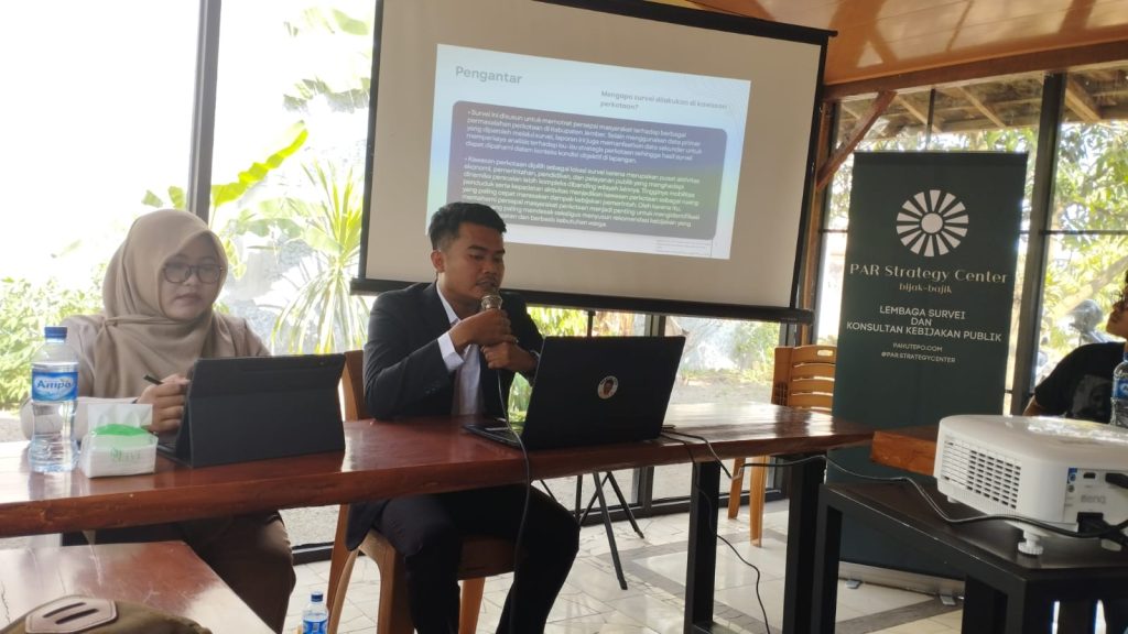 Survei PSC Ungkap Lima Persoalan Utama Warga Perkotaan Jember: Kemacetan dan Banjir Paling Mendesak Peneliti Utama PAR Strategy Center Ahmad Deni Rofiqi .Foto Edi Mulyono