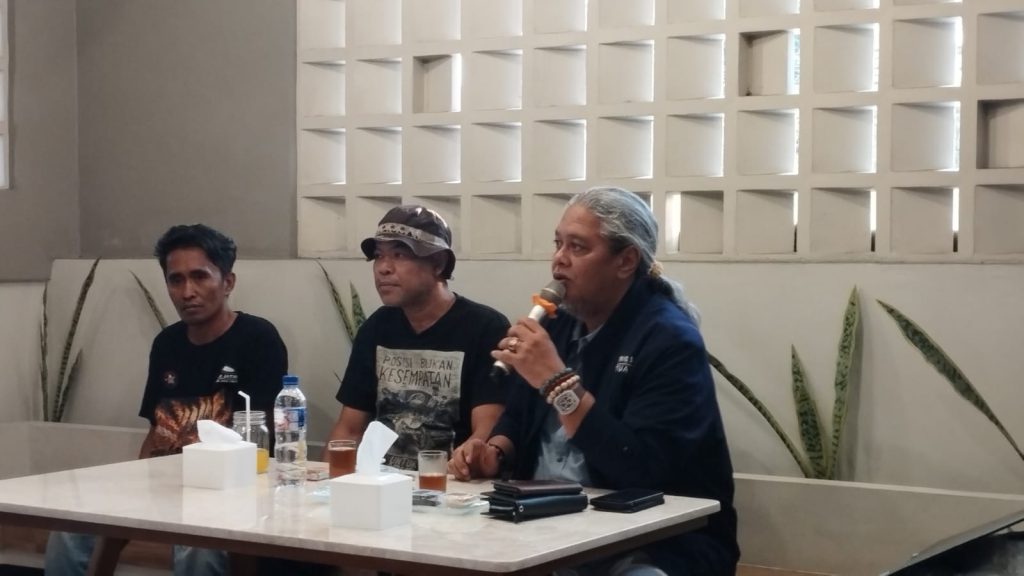 MAKI Jatim Batalkan Demo Besar di Jember, Pilih Kawal Rencana Pinjaman Daerah Rp785 Miliar Ketua MAKU Jatim Heru ( rambut panjang)/bersama ketua Laskar Jahanam Dwi Agus saat pers rilis. Foto Edi Mulyono