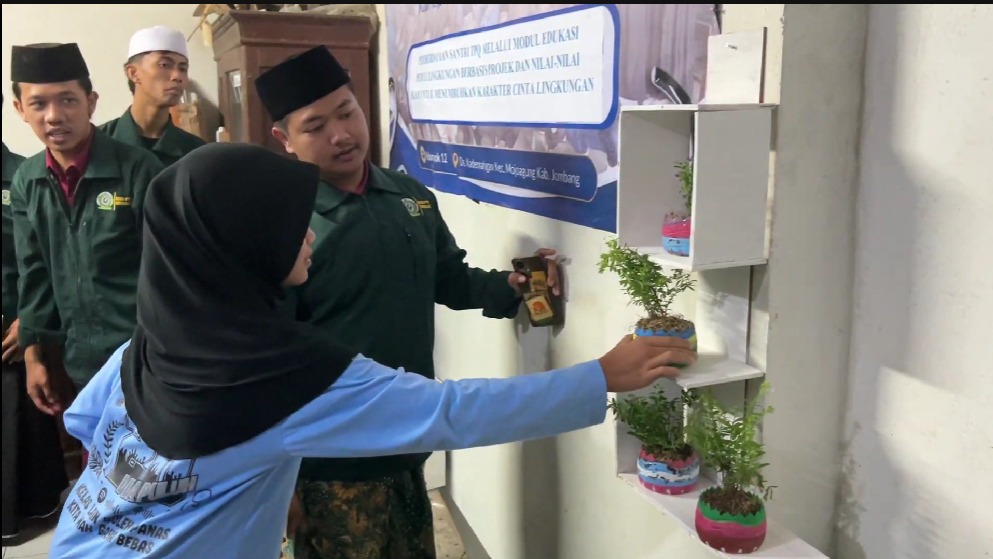 KKN UNWAHA Tanamkan Kepedulian Lingkungan ke Santri Mahasiswa UNWAHA melaksanakan KKN dengan mengajak para santri TPQ peduli lingkungan berbasis nilai Islam.