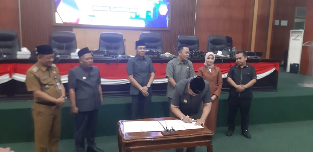 Warsubi Dorong Sinergi DPRD Bahas KUA-PPAS 2027 Bupati Warsubi, Wabup Gus Salman, Sekda Agus Purnomo bersama pimpinan dewan menandatangani berita acara dokumen KUA PPAS APBD Perubahan TA 2026. (Agus/GOnews.id)