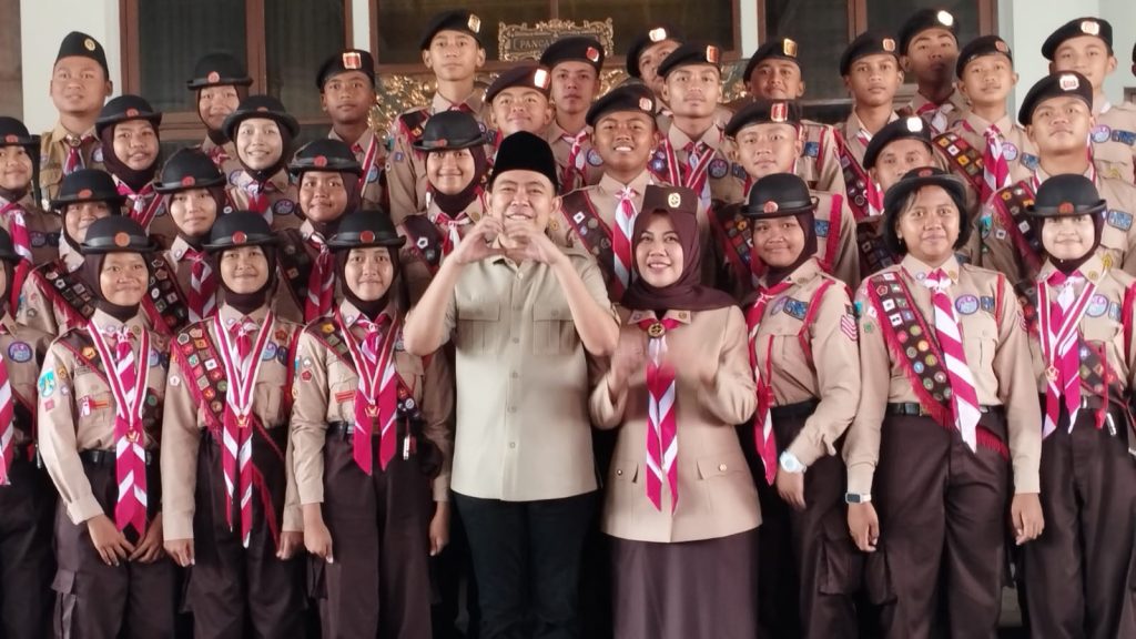 Bupati Jember Muhammad Fawait bersama anggota gerakan Pramuka Jember.foto Edi Mulyono