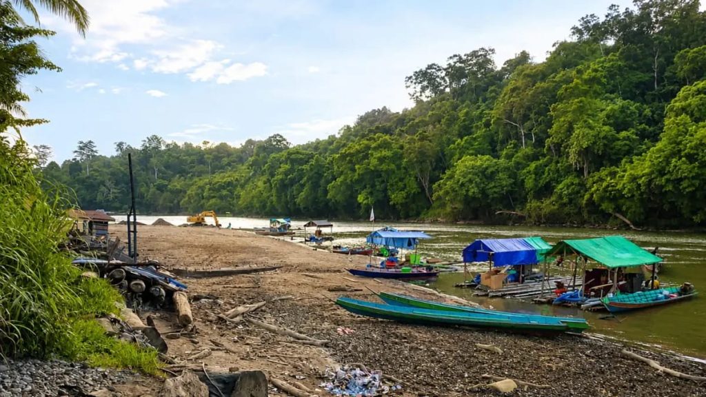 Kondisi Sungai Mahakam yang semakin surut di Mahulu.