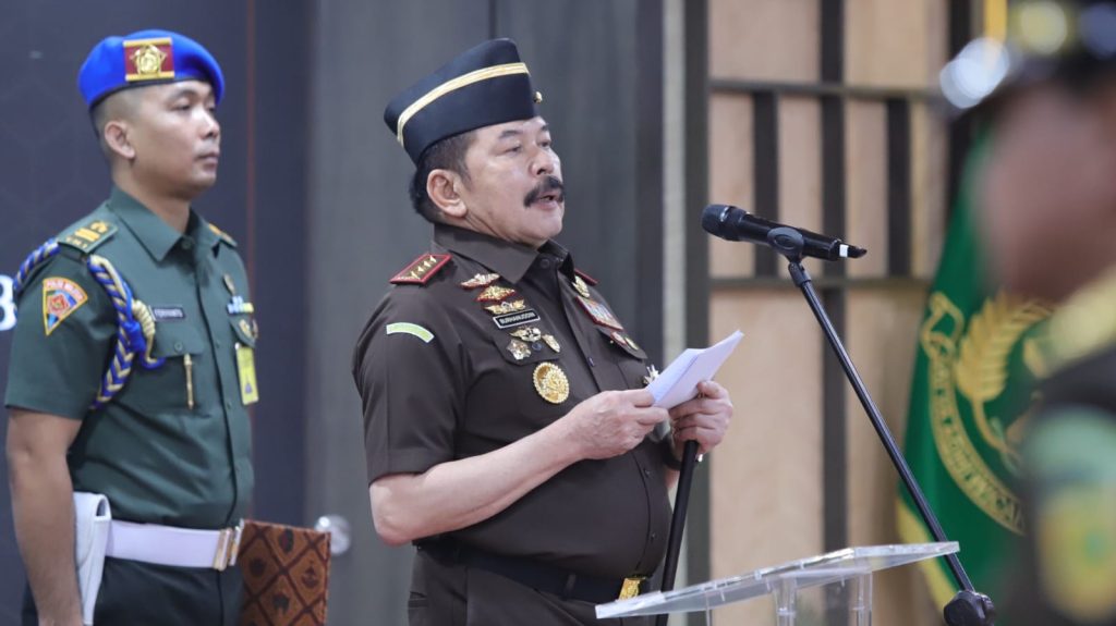 Lantik 34 Pejabat, Burhanuddin: Kejaksaan Sedang Diuji Jaksa Agung ST Burhanuddin memberikan pesan kepada jajarannya saat melantik dan memimpin pembacaan sumpah 34 petinggi Kejaksaan di Gedung Kejaksaan Agung, Selasa (11/8/2026). Foto: Puspenkum.
