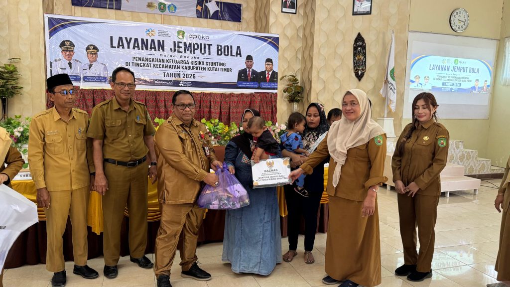 DPPKB Kutim Jemput Bola Tangani 1.073 Keluarga Risiko Stunting di Sangkulirang Pemkab Kutim menjalankan layanan jemput bola bagi 1.073 keluarga berisiko stunting di 15 desa Kecamatan Sangkulirang.