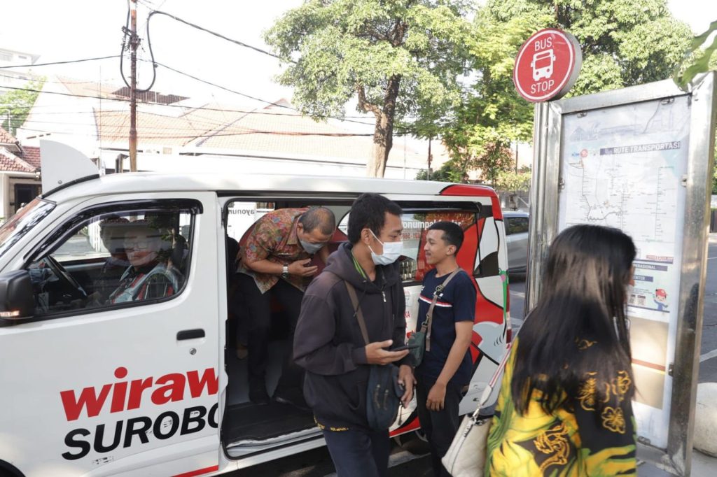 HUT RI ke-81, Wira Wiri Surabaya Bertarif Rp81 Feeder Wira Wiri Suroboyo, salah satu transportasi publik di Surabaya yang menggunakan sistem pembayaran non-tunai, Selasa (11/8/2026).